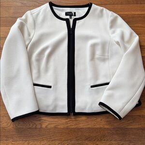 🛍️ Talbots Woman Petite cream/black jacket with zipper closure. Size 16 WP.